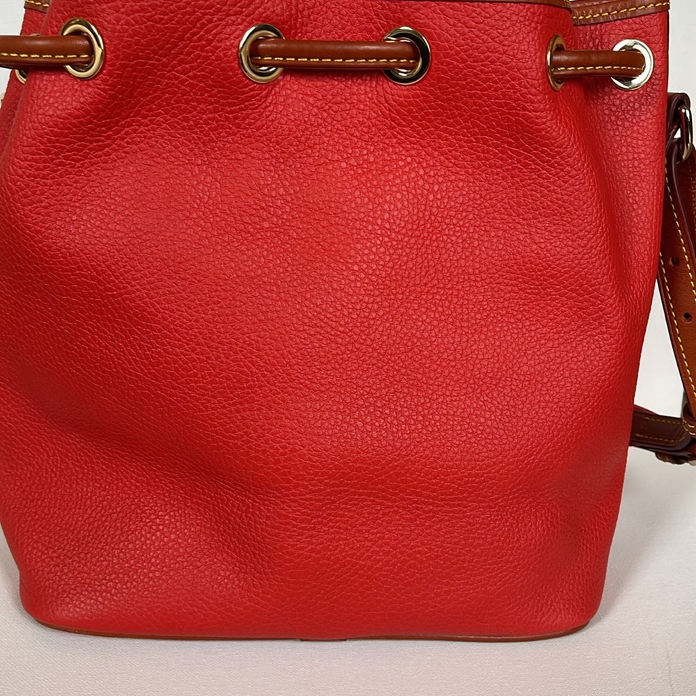 NWOT DOONEY & BOURKE EUROPEAN PEBBLE GRAIN RED LEATHER BUCKET BAG & WALLET - Picture 5 of 17